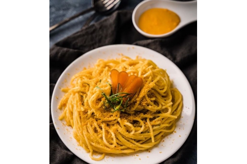 鹹蛋黃醬搭配烏魚子做出台式的義大利麵