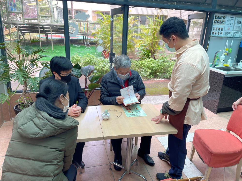 校園內設有溫室咖啡屋,讓學生學習接觸人群與人溝通