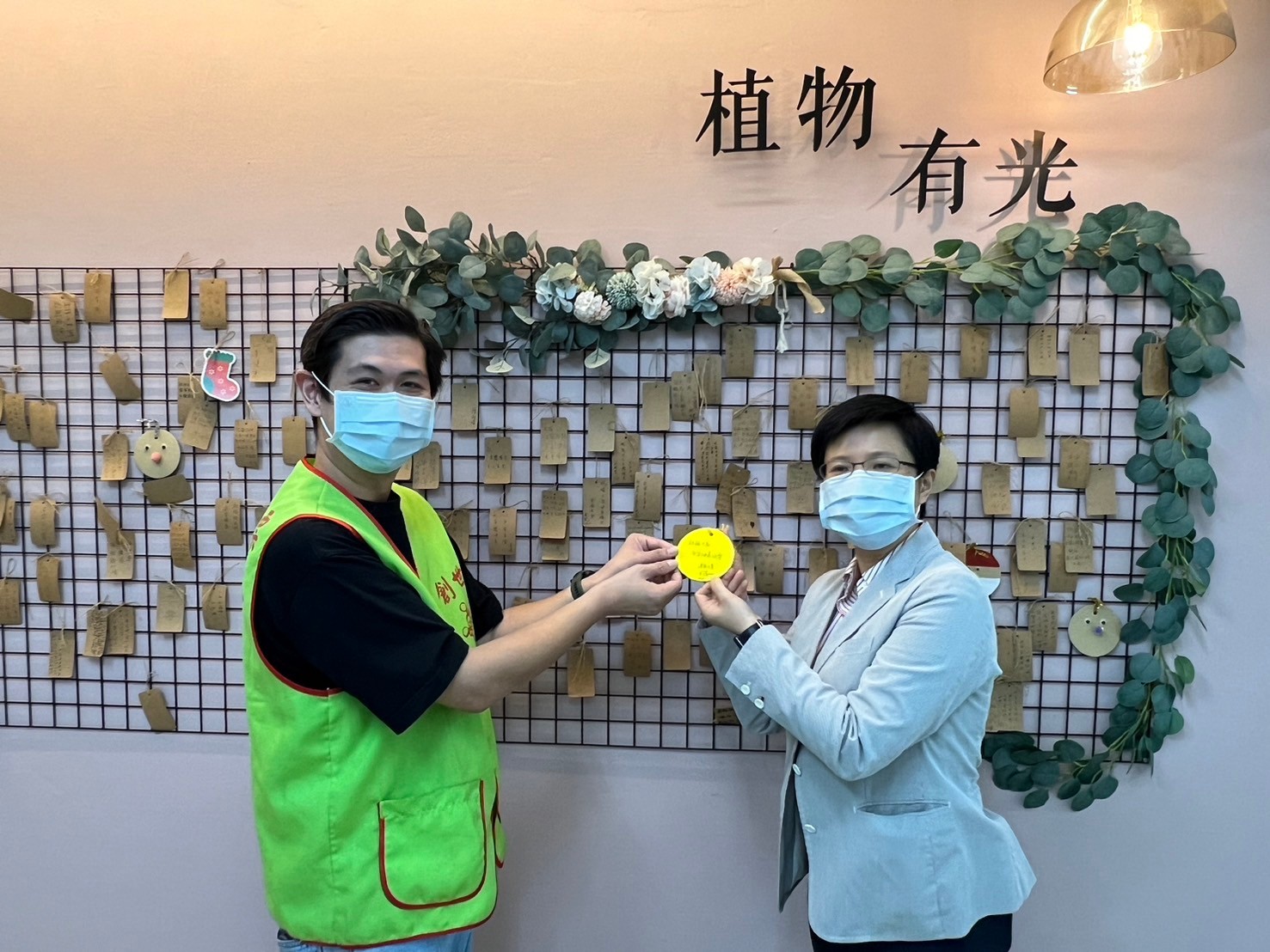 憶霖企業總經理林家如(右)與社工陳建地先生(左)，在祈福牆前合影