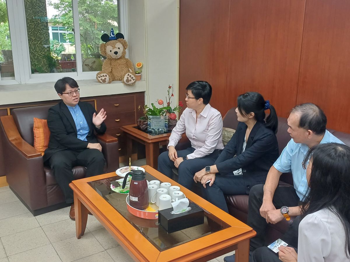 在憶霖企業總經理帶領下(左二),憶霖企業同仁前往了解啟明學校背景與現況