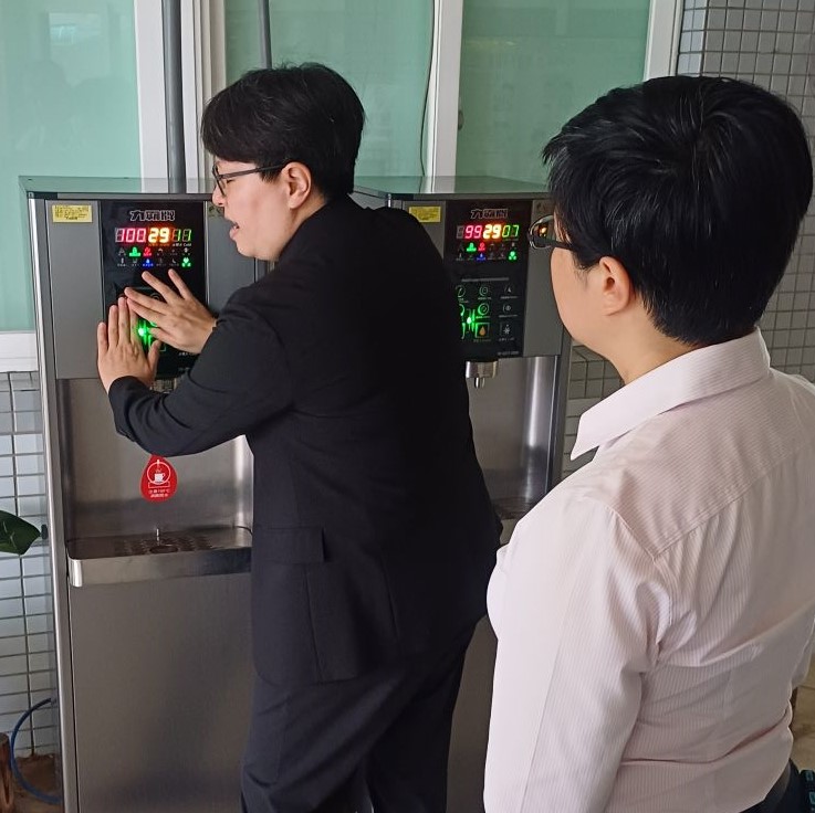 圖說:左-啟明學校張惠萍校長為我們解說特殊教育的教學方式(閉眼感受盲生以手觸摸點字飲水機、顏色區分),右為憶霖企業總經理