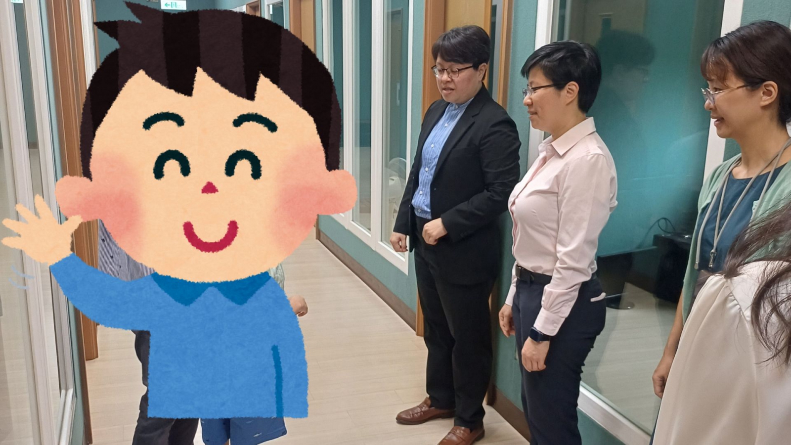圖說：張校長帶領憶霖企業同仁參觀音樂室，恰巧遇到老師帶領學生準備上課，同時進行互動(此圖已進行部分編輯遮蓋，不露出學生身影，僅以其他圖像替代)