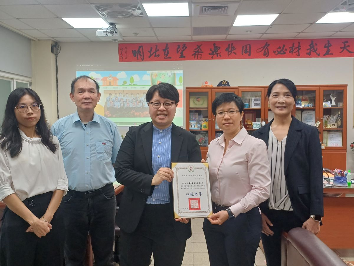 圖說:感謝張惠萍校長(左三)的帶領,讓憶霖企業同仁更加了解啟明學校教育的用心。(右二為憶霖企業總經理)