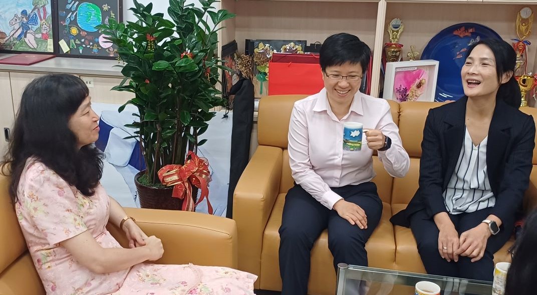 圖說:三訪特殊教育學校,蔡校長(左一)為憶霖企業總經理(中)與其他同仁進行校園介紹