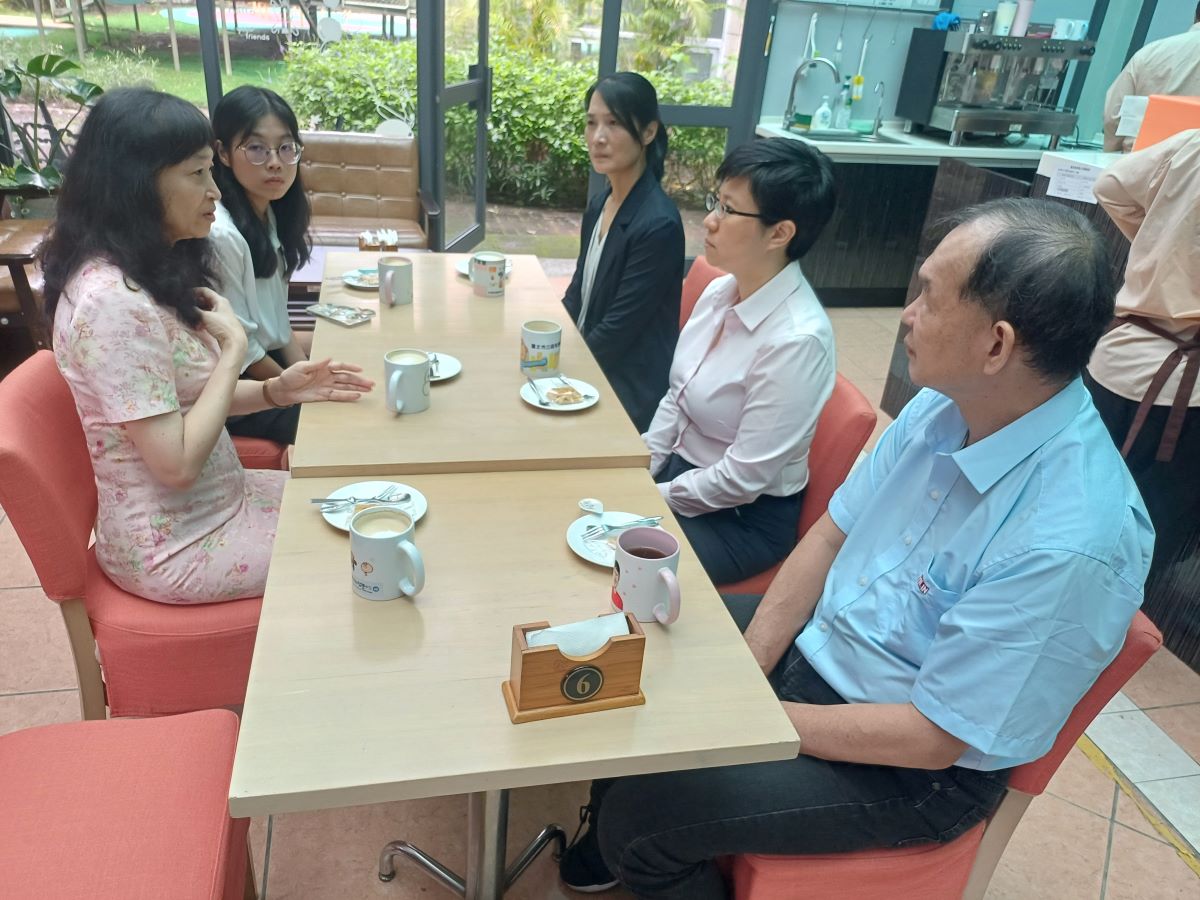 圖說:透過陽光咖啡廳,讓餐飲科學生與人群互動。咖啡杯皆為過去學生所繪,足見用心。