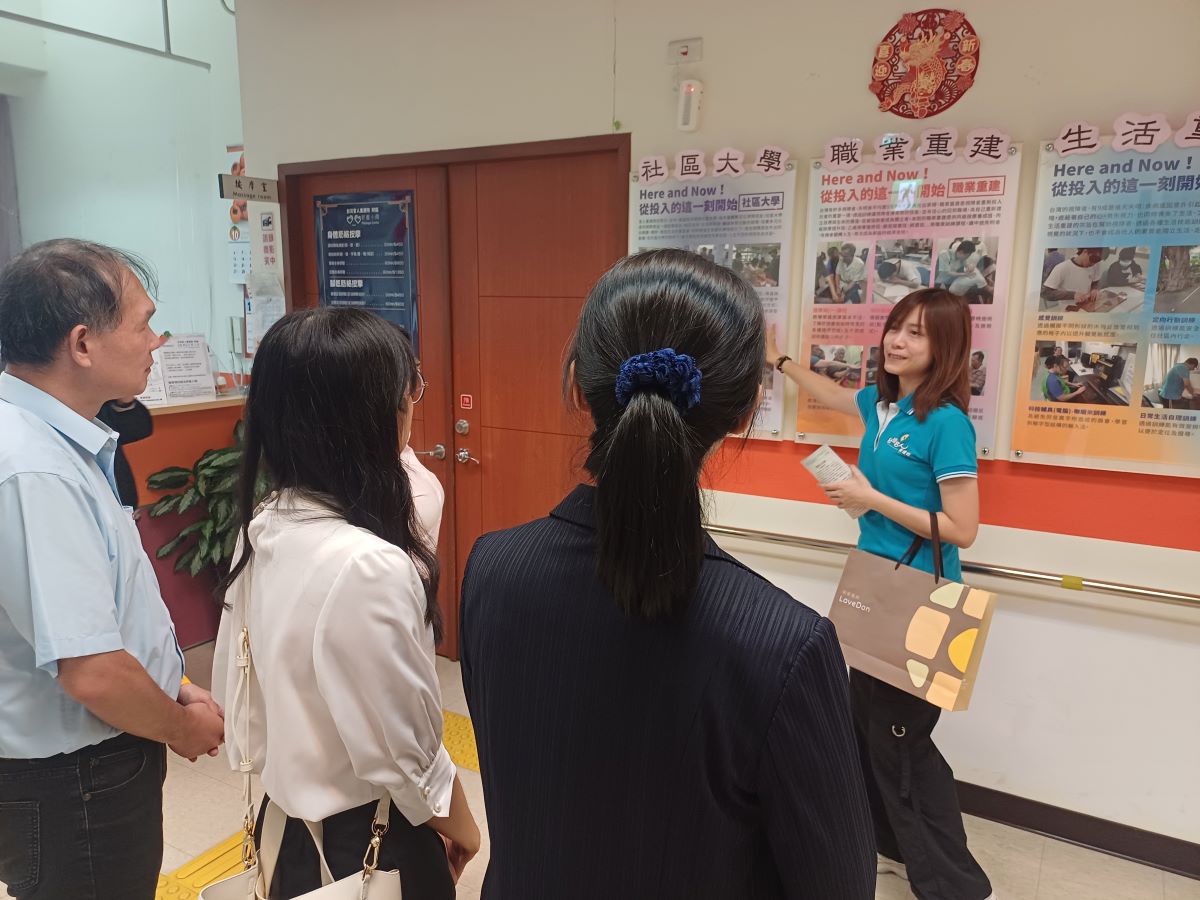 盲人重建院梁郁馨社工為憶霖企業同仁進行解說