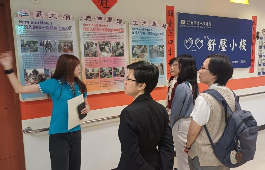 盲人重建院 社工帶領憶霖企業同仁導覽舒壓小棧工作室並講解培訓方式