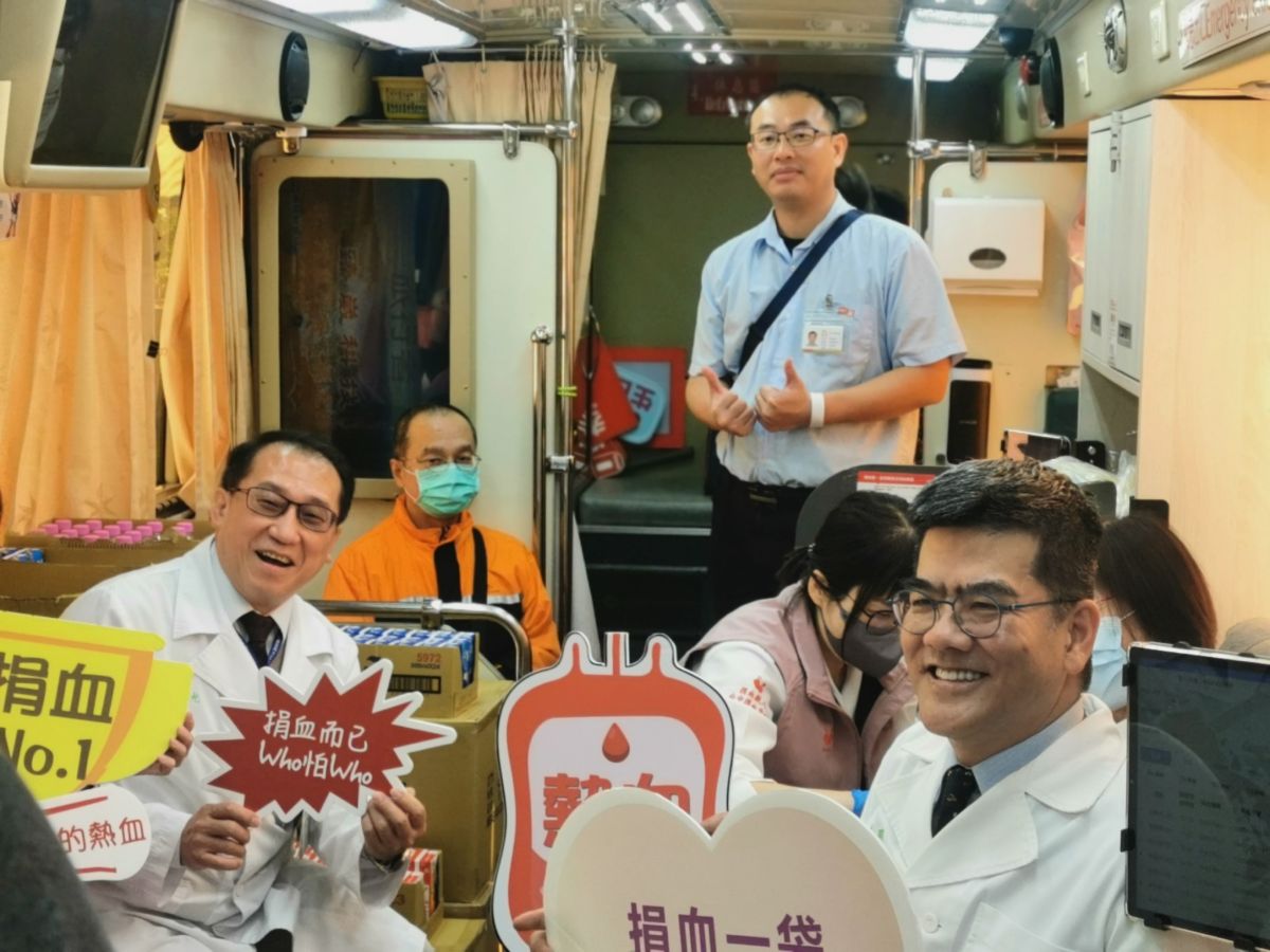 憶霖企業也號召同仁挽袖捐血，一同響應公益活動，共同投入回饋社會，也希望藉此拋磚引玉，共同為公益盡一份心力