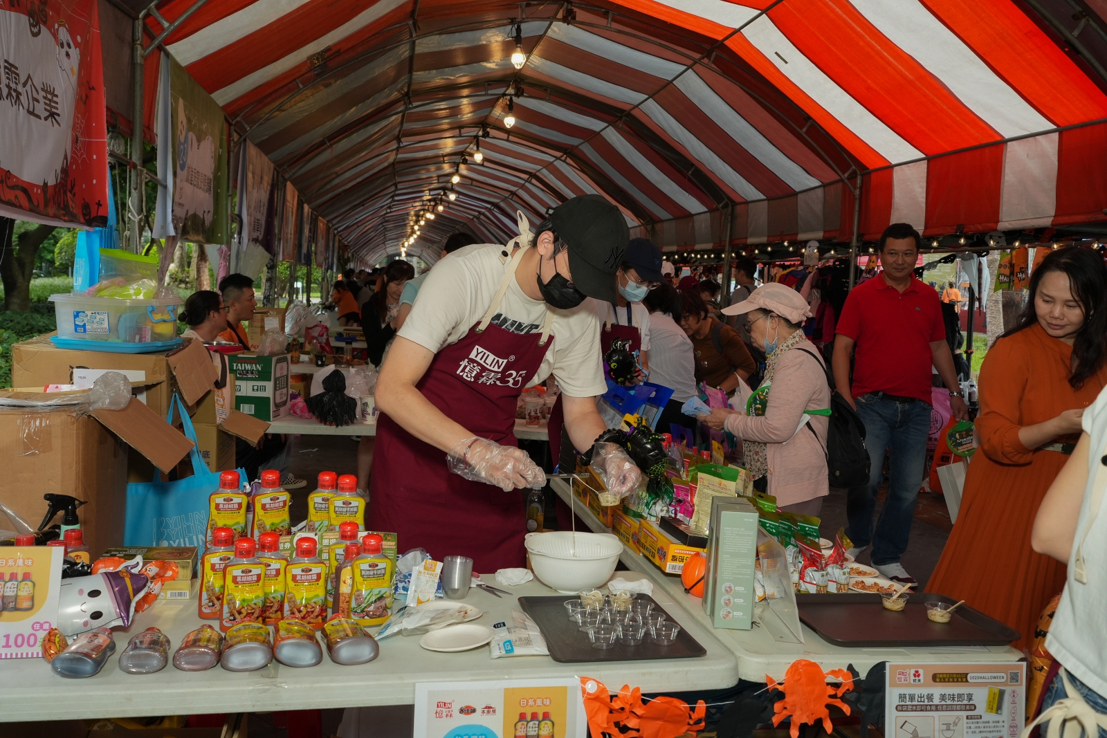 攤位上更端出美食憶霖紀文的「陽光雙豆豆腐麵」搭配憶霖新品元氣一番柚香和風醬